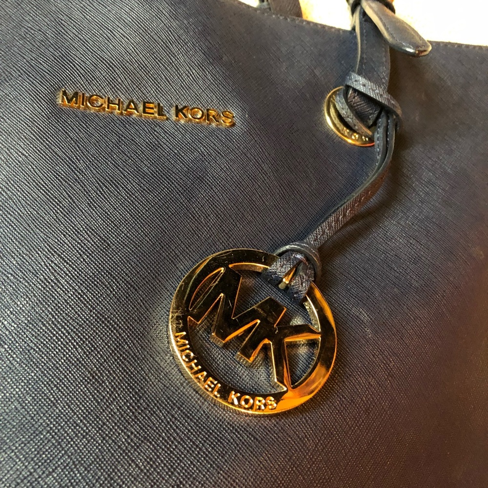 Navy blue Michael Kors bag. - Picture 4 of 8